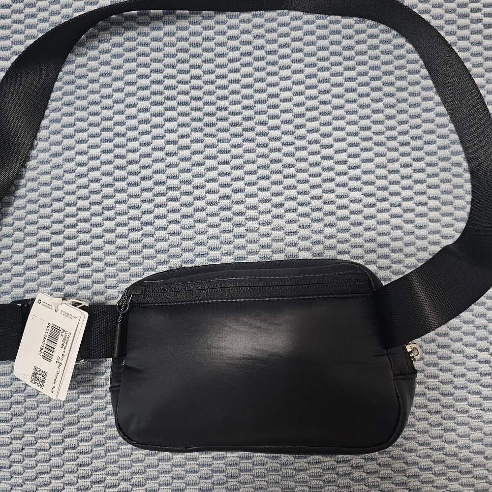 NEW Lululemon Everywhere Belt Bag Wunder Puff - 7.5x 5x2 inches - Picture 3 of 3